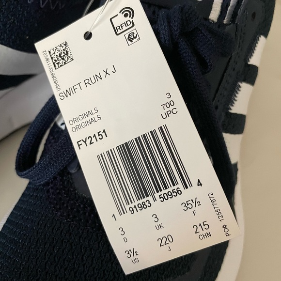 Boy’s Adidas Swift Run - size 3-1/2 - Picture 2 of 3